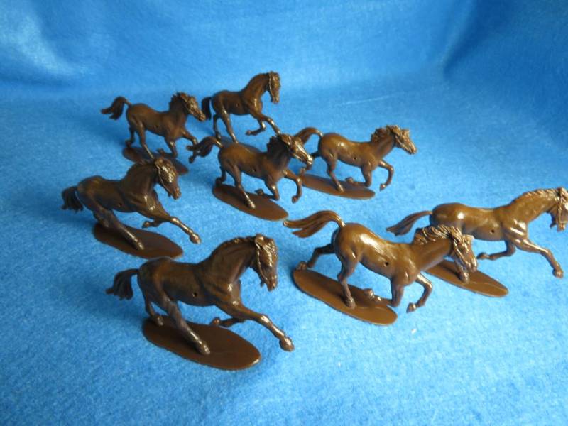 Airfix Cavalry Horses 8 horses in 2 poses (brown) 54MM (no saddles)