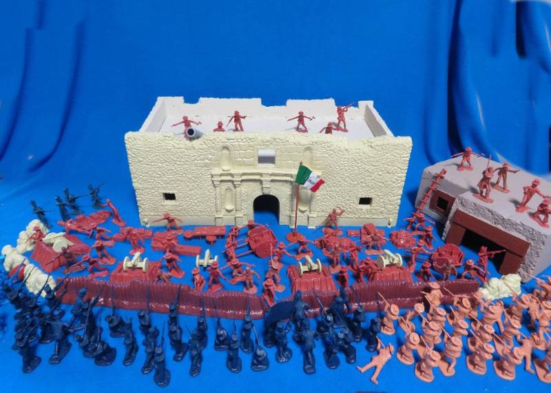 BMC918A Collector Made Alamo Buildings w/ Many Figures & Accessories (54MM) 172 Pieces