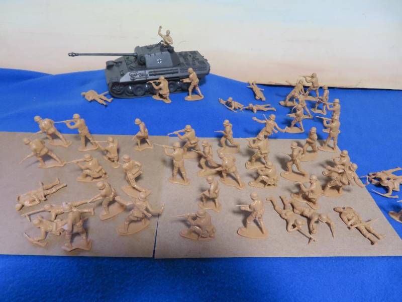 CTS181C German Afrika Counter Punch (54MM) Panther Tank & 48 figures in 12 Poses