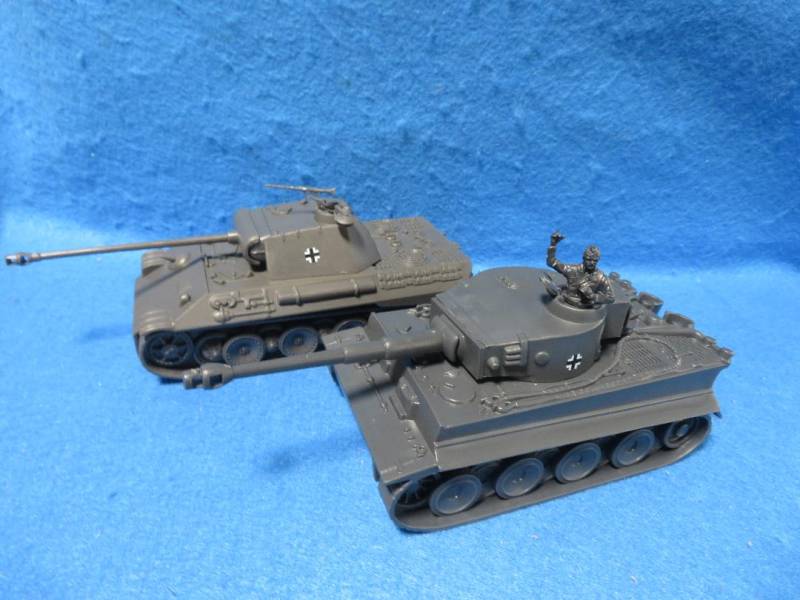 WWII German Armor special, Tiger w/driver + Panther tanks, plastic