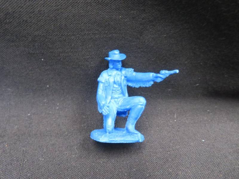 GEP330B Geptech, Custer Kneeling w/ Pistol (54MM) Blue