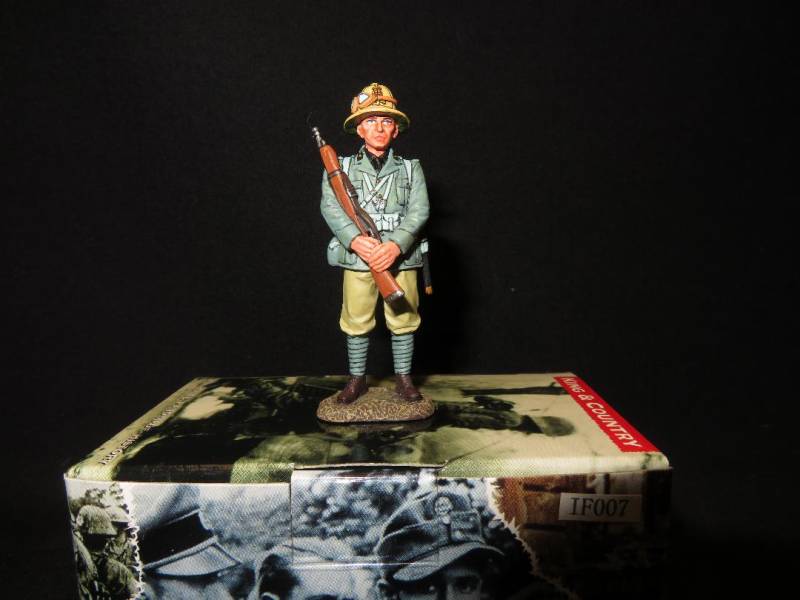 K&CIF007 WWII Italian Forces at Ease Soldier, Painted Metal, MIB