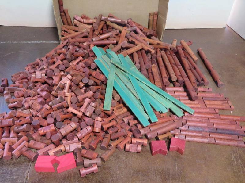 LIN702A Lincoln Logs, Round Logs - 1950's-60's - 624 Pieces