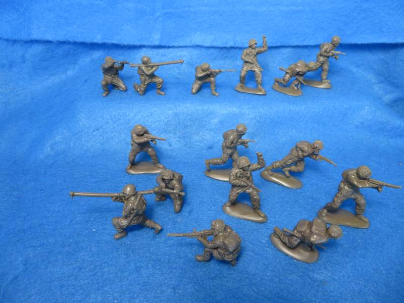 Mars #32033 WWII U.S. paratroop 54mm, 15 figs in 8 poses, khaki , 54mm ...