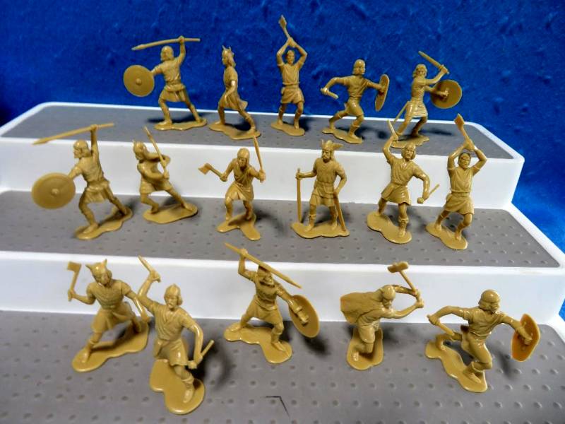 Marx Vikings 16 figures, set of 9 +, 54mm tan