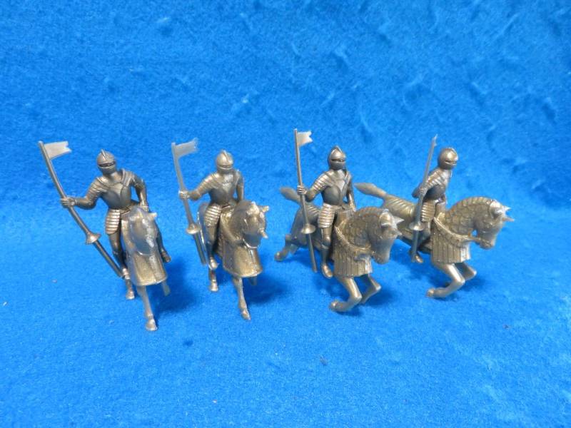 MXR106F Marx Reissue Gold Mounted Medieval Knights w/ Horses (54MM) 8 Pieces