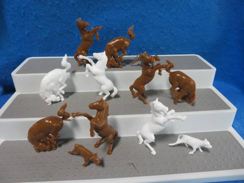 MXR166C Marx Bucking Horses & Calves brown + white (54MM) 12 in 3 poses