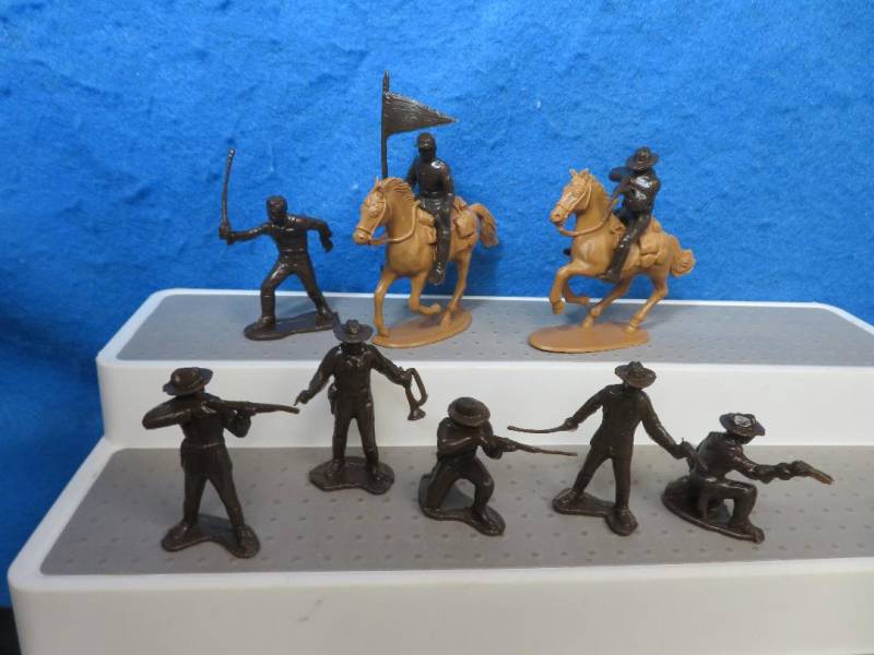 MXR196G Marx Remade Rough Riders (Brown) 8 in 8 Poses w/ 2 Imex Horses