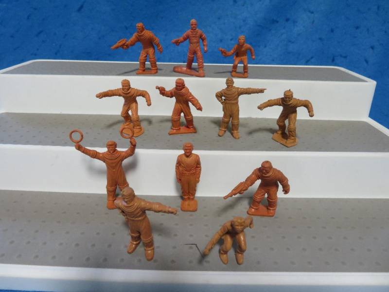 Marx Space Patrol figures in Orange, 12 figures 50mm