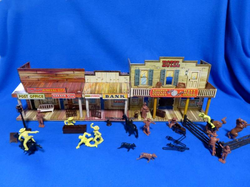 ZOMX967A Vintage Marx, Roy Rogers Mineral City Western Street Front w/Vintage Figures & Reissue Accessories (54MM)